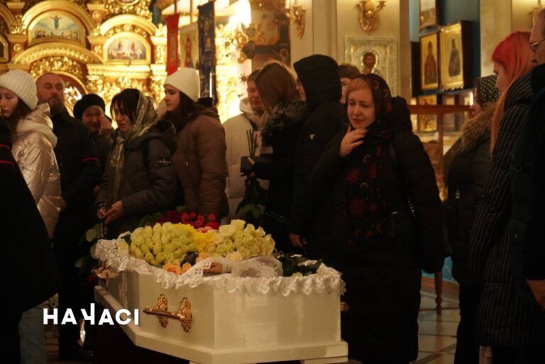 Прийшли сотні людей: у Кривому Розі попрощалися з членами родини, яких вбила РФ ракетним ударом. Фото