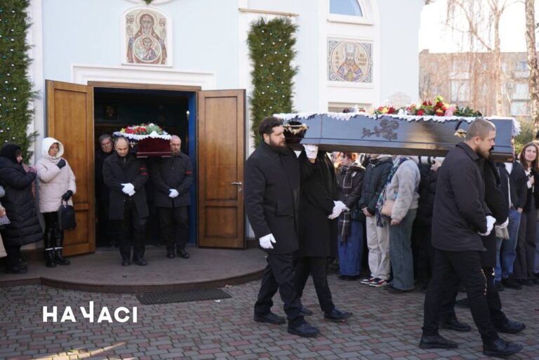 Прийшли сотні людей: у Кривому Розі попрощалися з членами родини, яких вбила РФ ракетним ударом. Фото