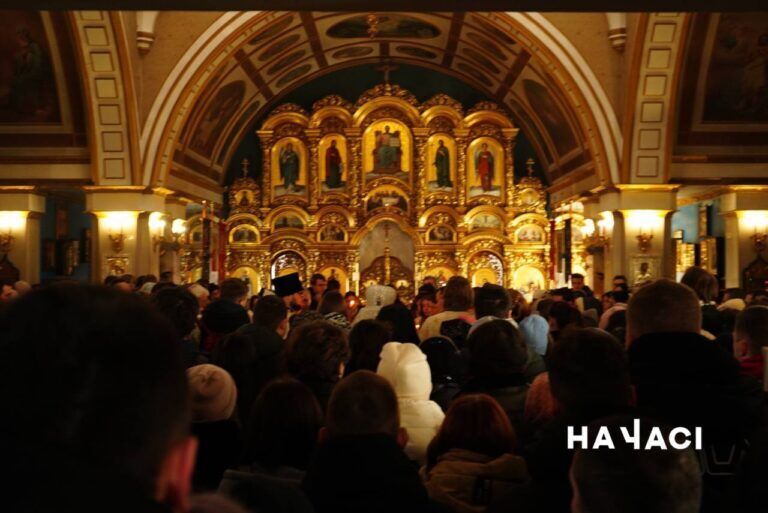 Прийшли сотні людей: у Кривому Розі попрощалися з членами родини, яких вбила РФ ракетним ударом. Фото