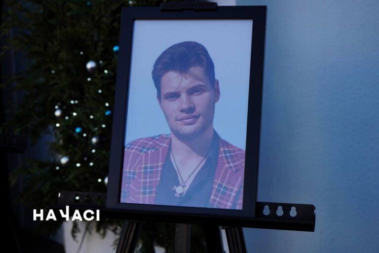 Прийшли сотні людей: у Кривому Розі попрощалися з членами родини, яких вбила РФ ракетним ударом. Фото  dqxikeidqxidqrant