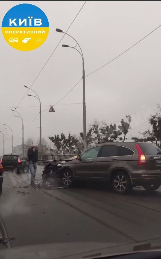 У Києві через лобову ДТП заблоковано рух кількох трамвайних маршрутів: виник затор. Фото та відео dqxikeidqxidqrant