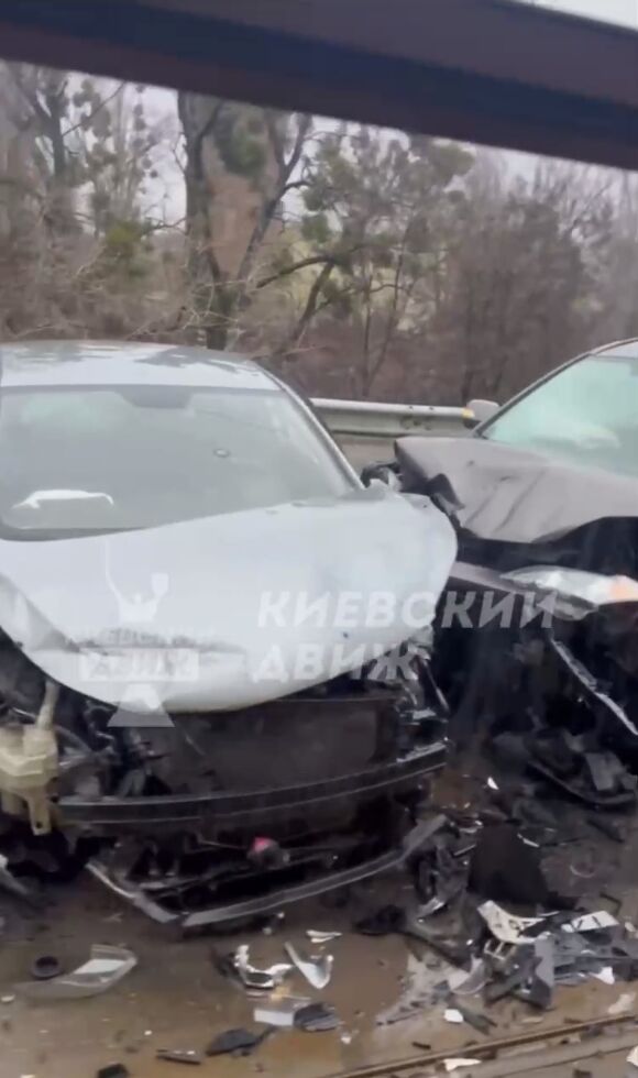 У Києві через лобову ДТП заблоковано рух кількох трамвайних маршрутів: виник затор. Фото та відео