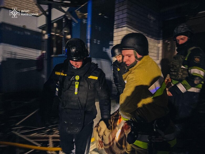 На Київщині вже троє загиблих через нічну атаку російських дронів. Ще одна людина постраждала.