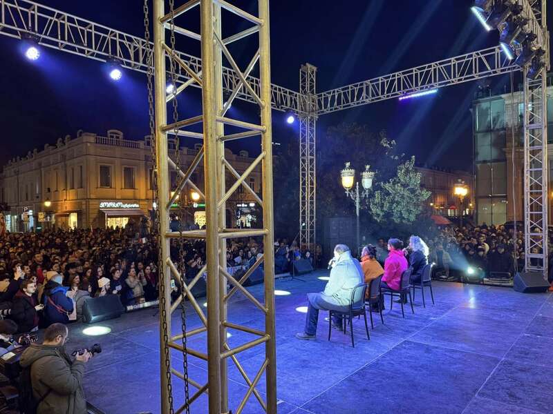 В Тбилиси тысячи людей вышли на митинг: требуют освободить политзаключенных. Фото и видео dqxikeidqxidqrant
