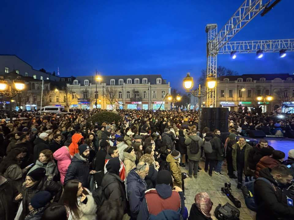 В Тбилиси тысячи людей вышли на митинг: требуют освободить политзаключенных. Фото и видео