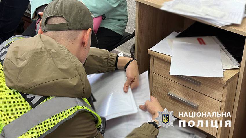 Фіктивний шлюб: поліцейські Києва викрили нелегальну схему легалізації іноземців у країні. Фото та відео