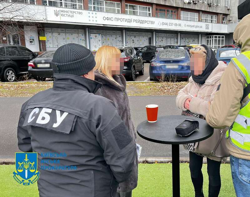 Фіктивний шлюб: поліцейські Києва викрили нелегальну схему легалізації іноземців у країні. Фото та відео