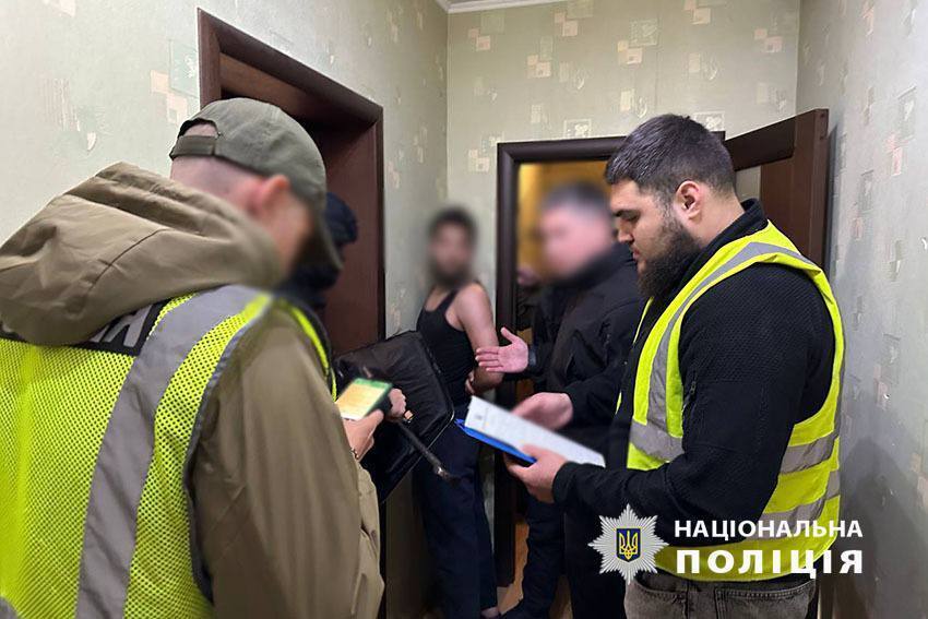 Фіктивний шлюб: поліцейські Києва викрили нелегальну схему легалізації іноземців у країні. Фото та відео