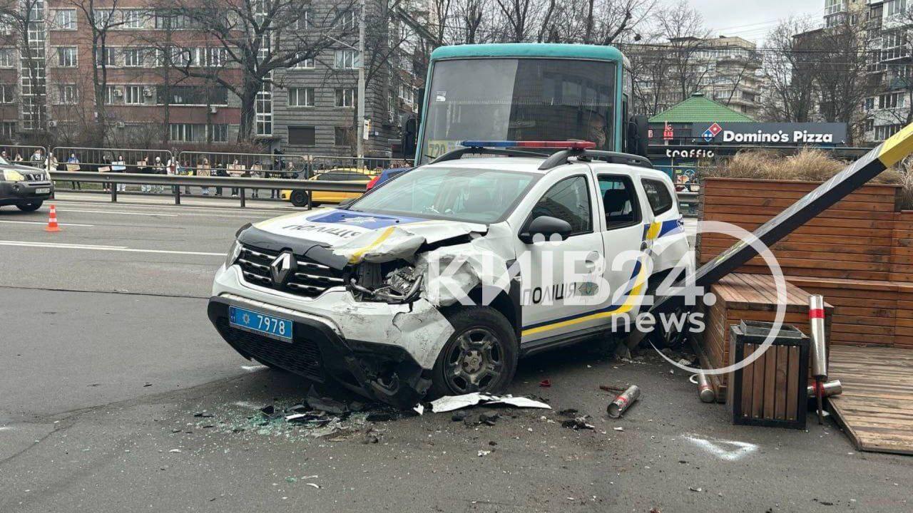 В Киеве маршрутка протаранила два полицейских автомобиля: видео с места ДТП