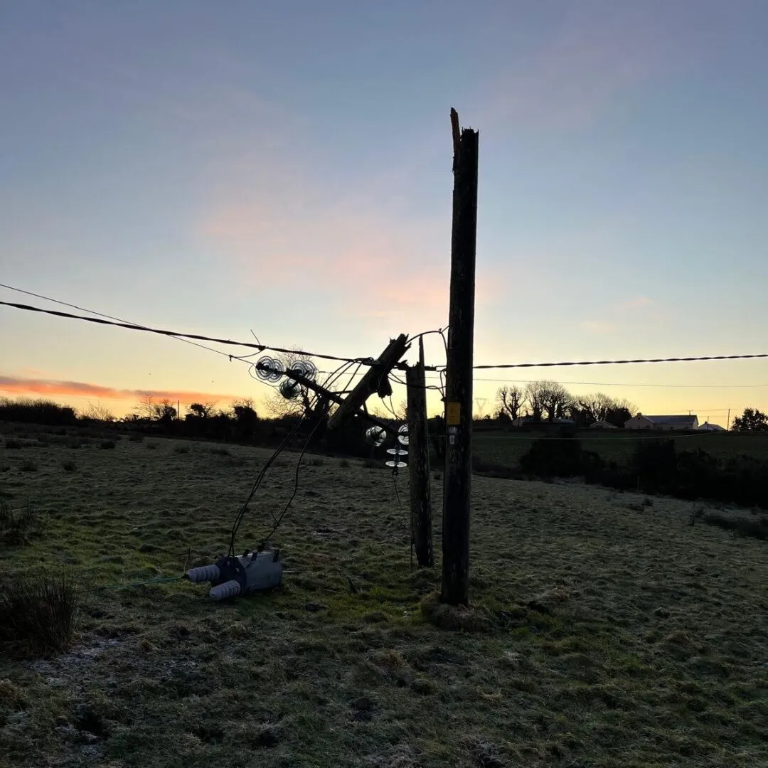 На Британських островах вирував шторм: люди без світла, пошкоджено понад 100 шкіл, є загиблий. Фото