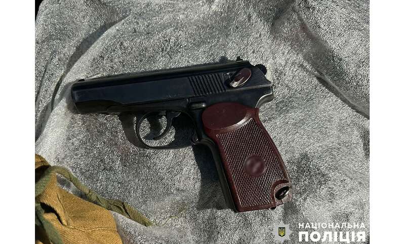 Раскрадали аэропорт и торговали оружием: полиция задержала преступную группировку в Чернигове