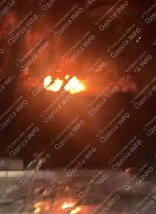 In Odesa, as a result of an enemy attack, buildings were damaged, and cars caught fire. Photo dqxikeidqxidqrant
