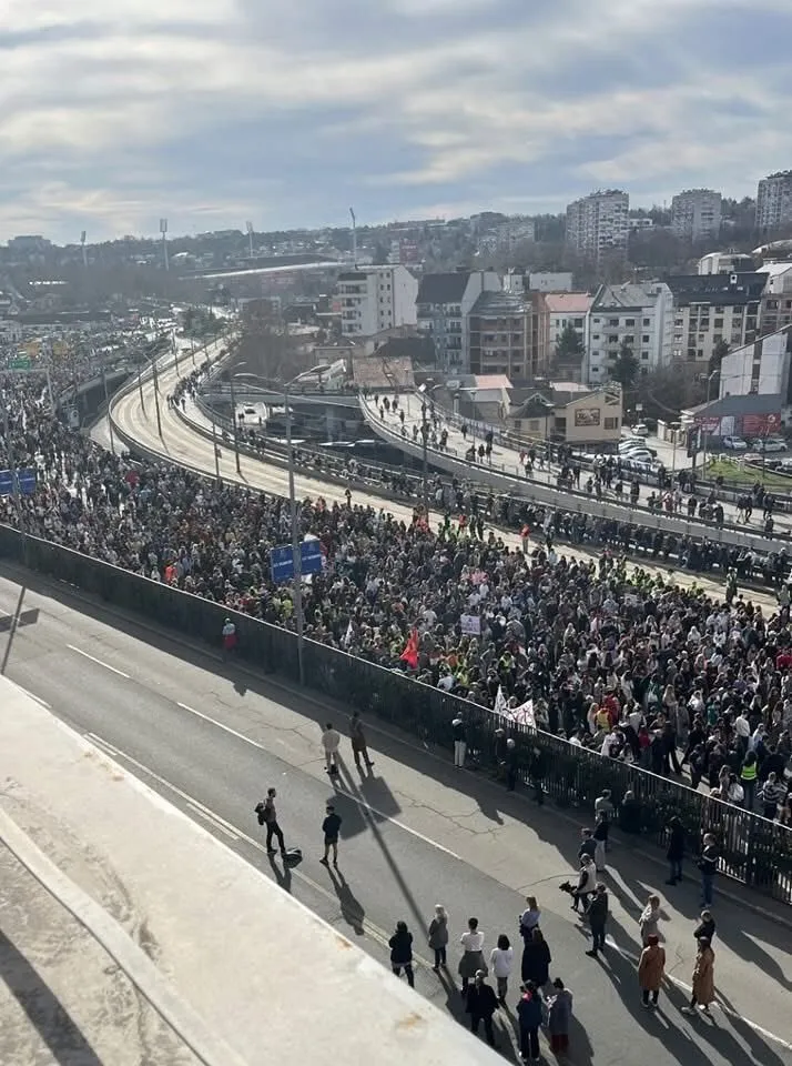 У Сербії більша частина уряду, включаючи прем’єра, йде у відставку через масштабні протести – ЗМІ