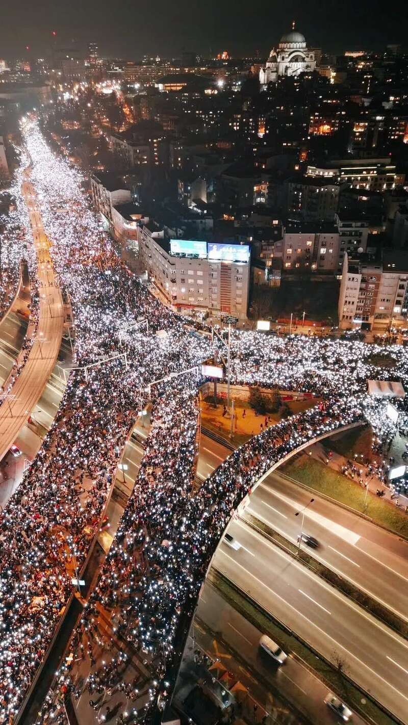 У Сербії більша частина уряду, включаючи прем’єра, йде у відставку через масштабні протести – ЗМІ