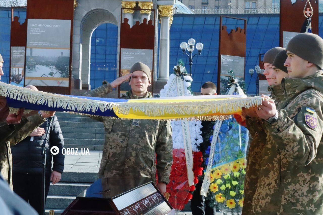 У Києві на Майдані попрощалися із польським добровольцем Філіпом Антосяком. Фото та відео