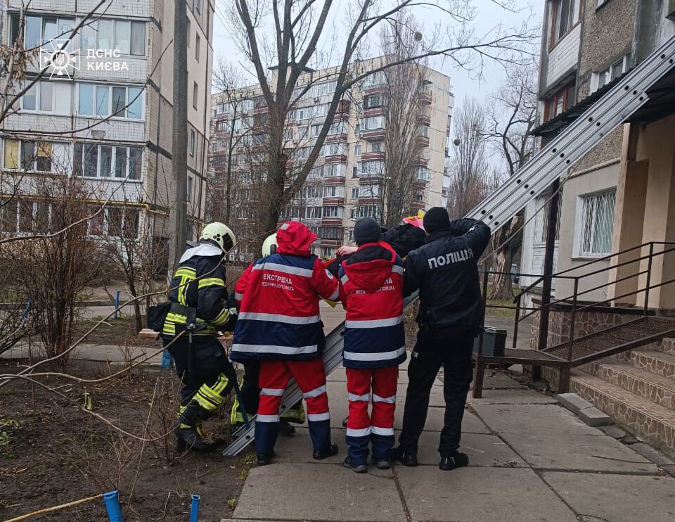 У Києві чоловік випав з балкона багатоповерхівки та вижив. Подробиці, фото та відео dqxikeidqxidqrant