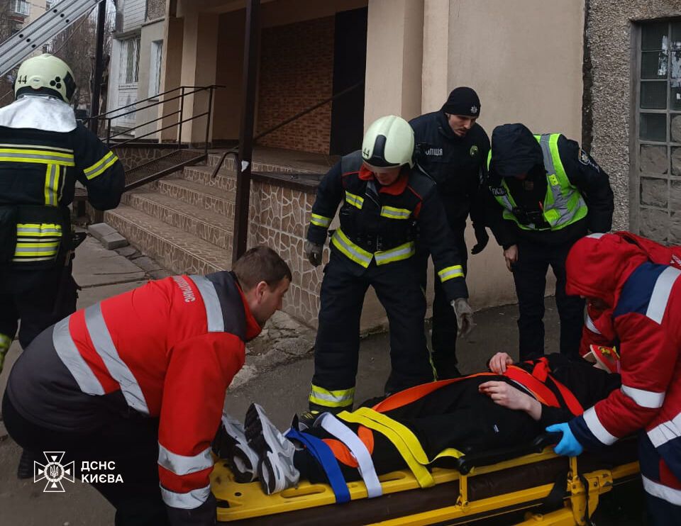 У Києві чоловік випав з балкона багатоповерхівки та вижив. Подробиці, фото та відео