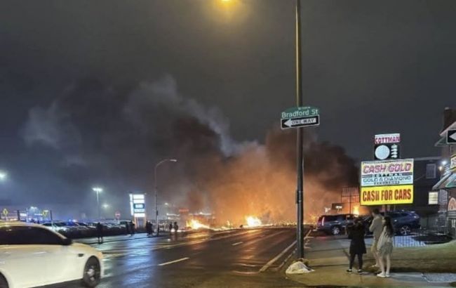 Біля Філадельфії розбився літак, через катастрофу сталися пожежі в будинках dqxikeidqxidqrant