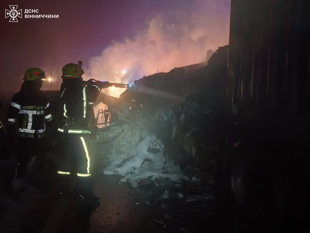 Жахлива автотроща біля Тульчина: горіли вантажівка та легковик, є загиблі dqxikeidqxidqeant
