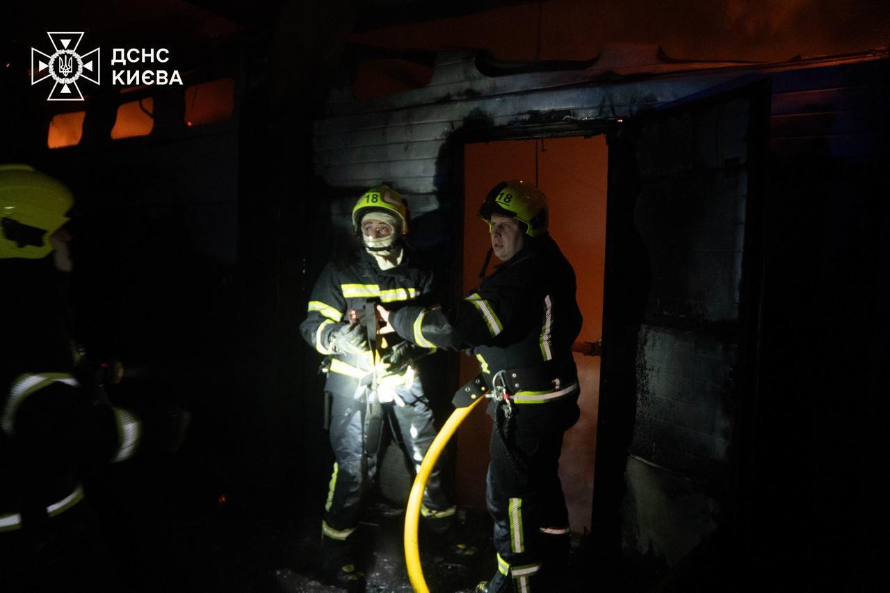 У Києві сталась масштабна пожежа на СТО. Подробиці та фото