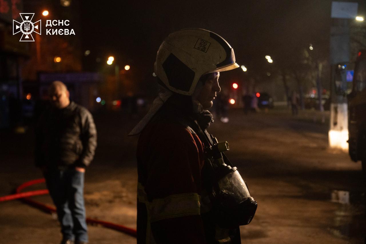 У Києві сталась масштабна пожежа на СТО. Подробиці та фото
