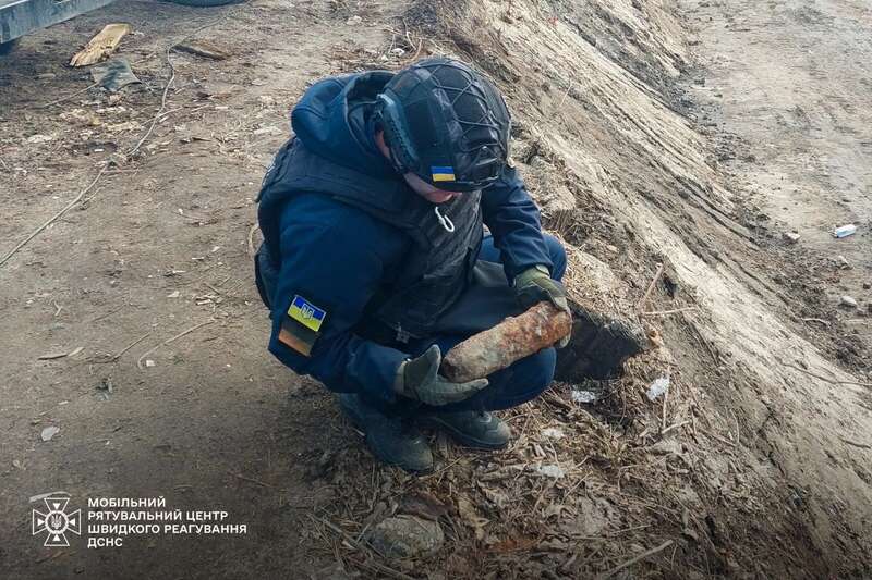 В Киеве во время работ в русле Лыбеди коммунальщики нашли снаряды. Подробности и фото dqxikeidqxidqrant