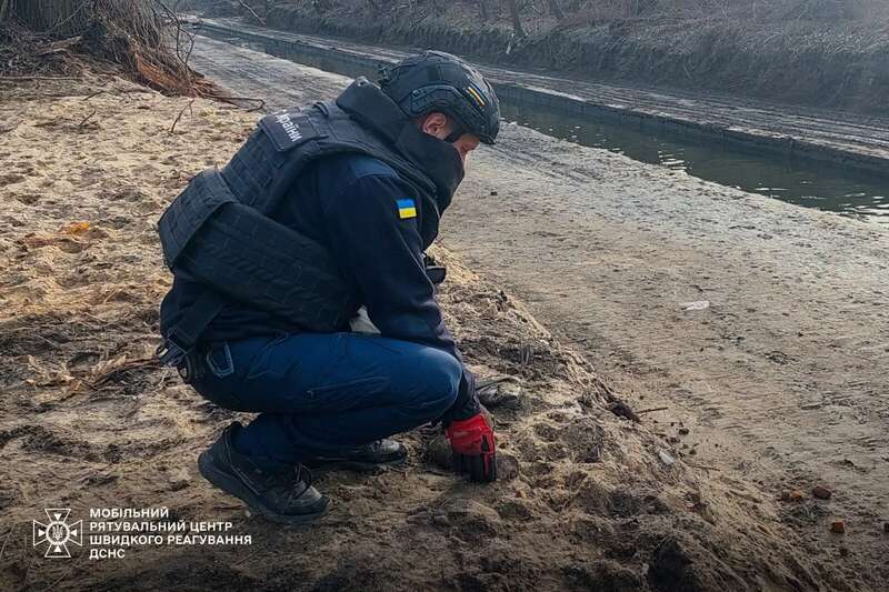 В Киеве во время работ в русле Лыбеди коммунальщики нашли снаряды. Подробности и фото
