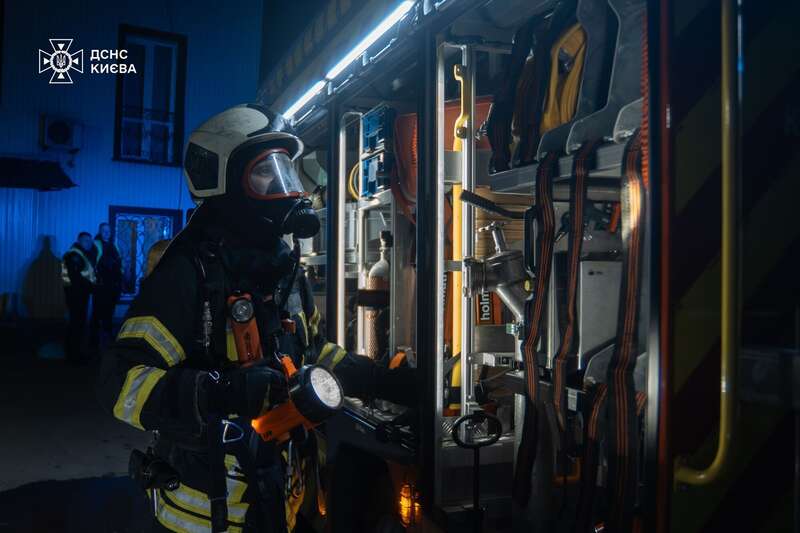 В центре Киева произошел пожар, есть погибший. Подробности трагедии, фото и видео