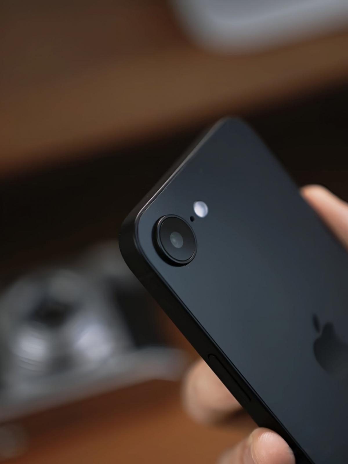  iPhone SE 4 11  2025