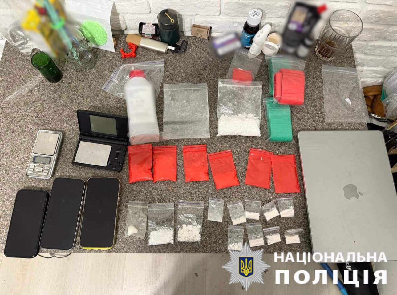 На Київщині учасники ОЗГ збували амфетамін оптовими партіями через поштові відділення (фото) dqxikeidqxidqrant