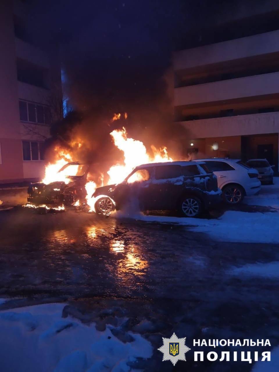 Под Киевом во дворе ЖК сгорели три автомобиля: делом занялась полиция. Фото и видео dqxikeidqxidqrant