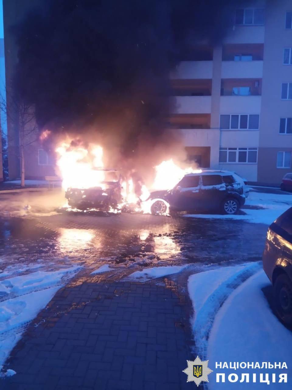 Під Києвом у дворі ЖК згоріли три автомобілі: справою зайнялась поліція. Фото та відео