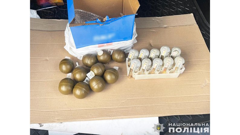 На Чернігівщині затримали чоловіка, якого підозрюють у торгівлі зброєю та гранатами