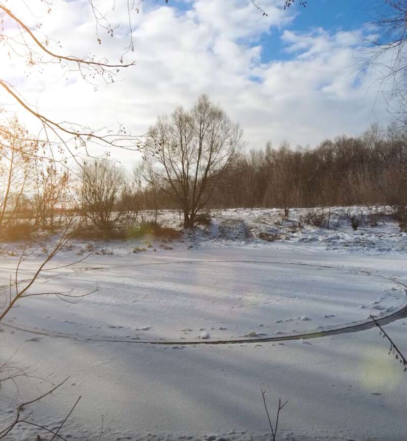 Аномальне явище на Чернігівщині: на річці з’явилося крижане коло, що обертається dqxikeidqxidqrant