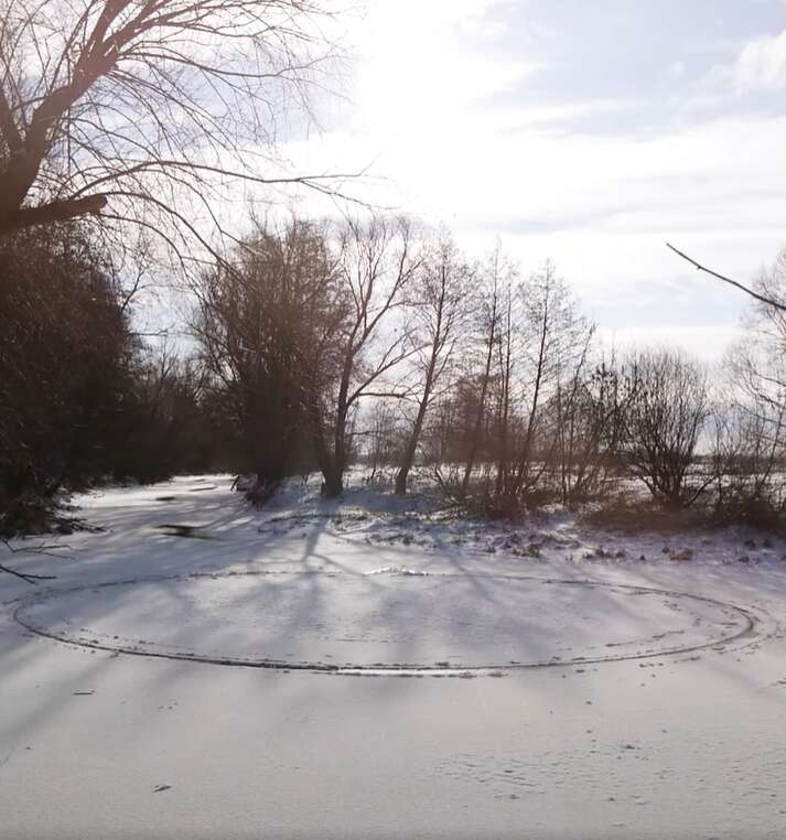 Аномальне явище на Чернігівщині: на річці з’явилося крижане коло, що обертається