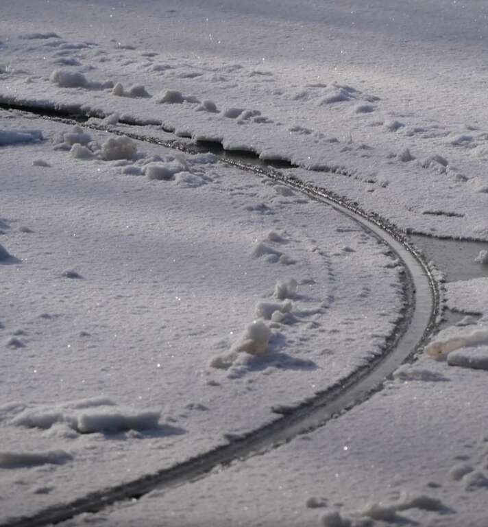 Аномальне явище на Чернігівщині: на річці з’явилося крижане коло, що обертається