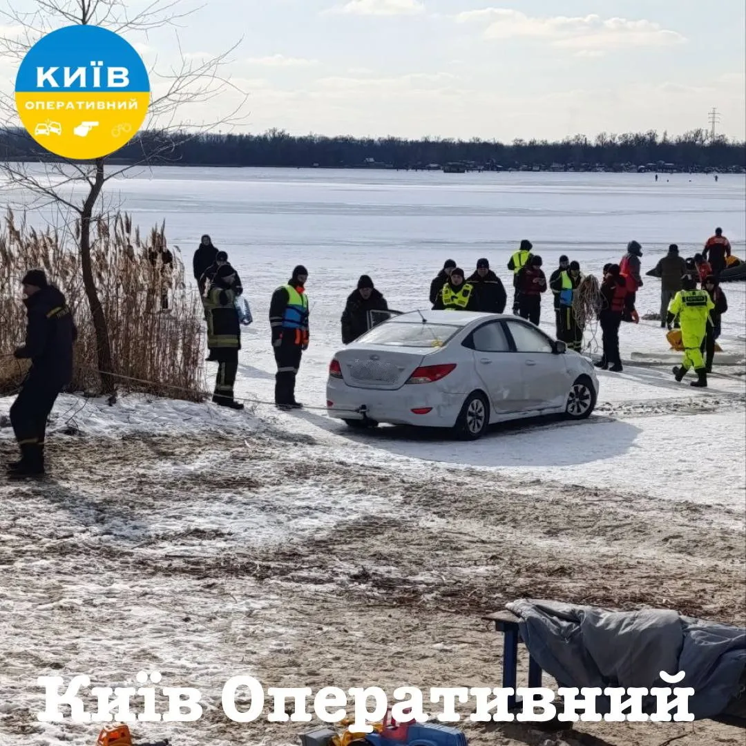У Києві рятувальники дістали з Дніпра авто, яке провалилося під кригу посеред Дніпра. Подробиці та фото