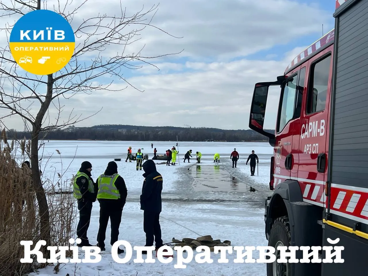 В Киеве спасатели достали из Днепра авто, которое провалилось под лёд посреди Днепра. Подробности и фото