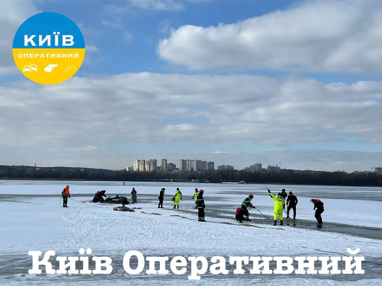 У Києві рятувальники дістали з Дніпра авто, яке провалилося під кригу посеред Дніпра. Подробиці та фото dqxikeidqxidqrant