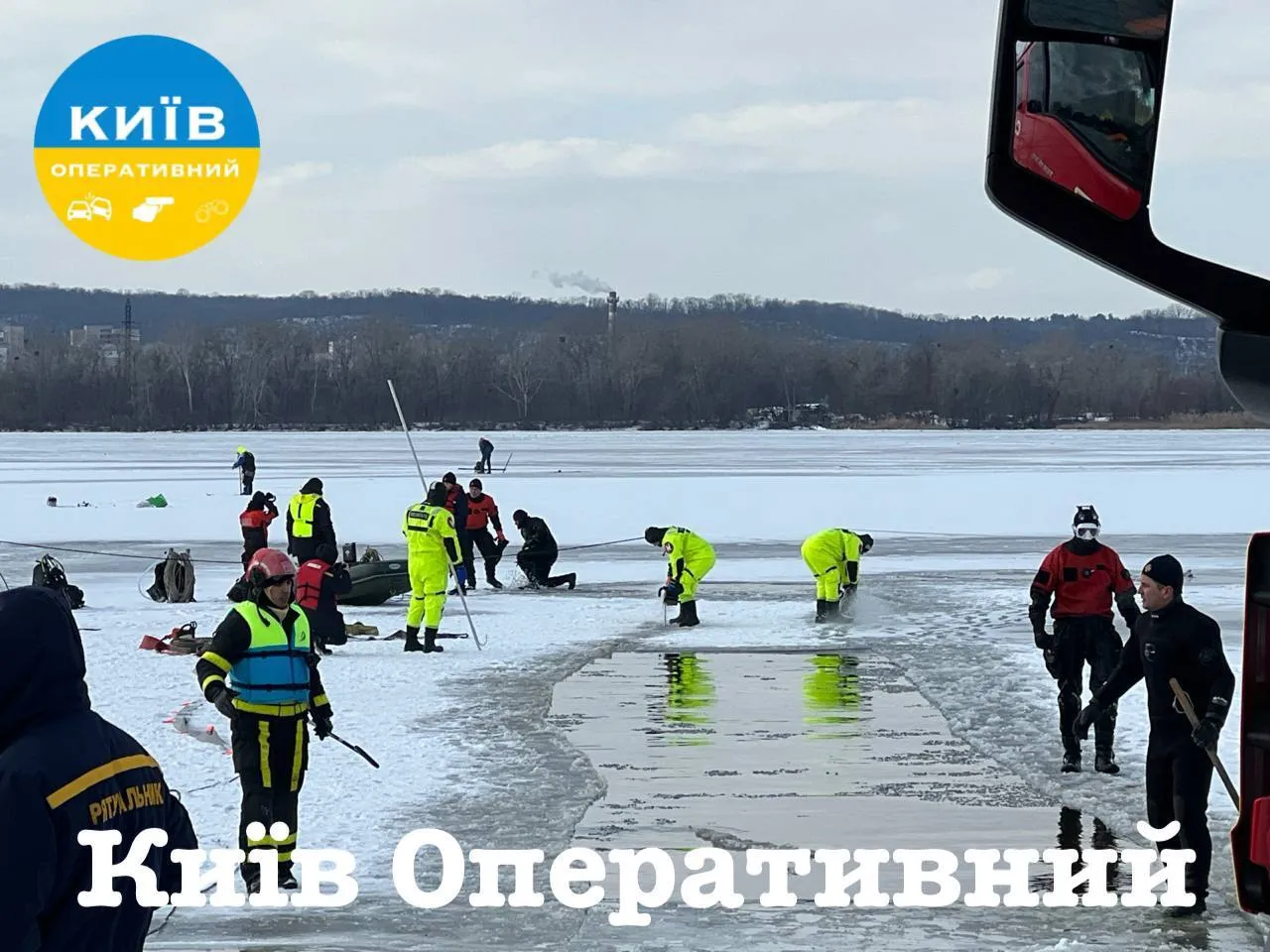 У Києві рятувальники дістали з Дніпра авто, яке провалилося під кригу посеред Дніпра. Подробиці та фото