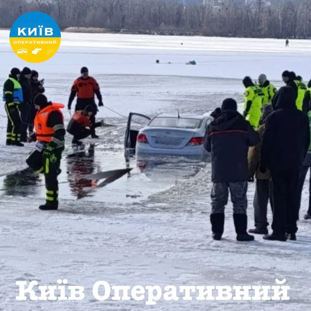 У Києві рятувальники дістали з Дніпра авто, яке провалилося під кригу посеред Дніпра. Подробиці та фото
