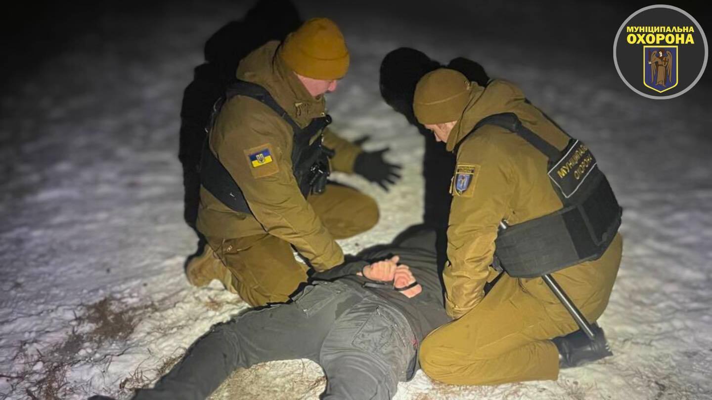 В Киеве мужчина стрелял в сторону людей в парке Партизанской славы. Подробности и фото dqxikeidqxidqrant