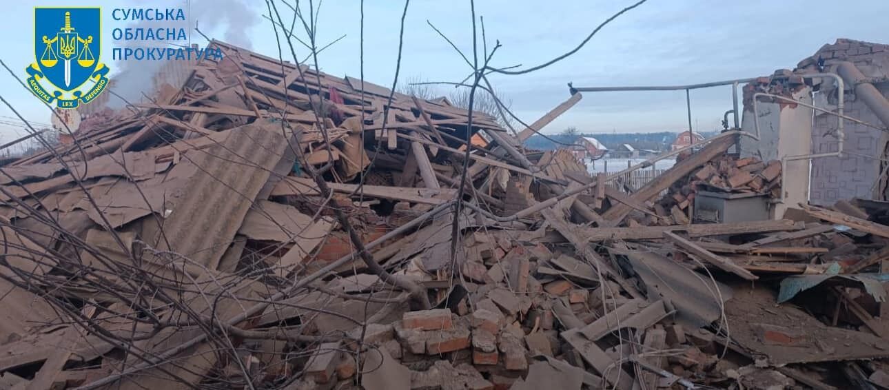 Окупанти атакували житловий сектор Сумщини: спалахнула пожежа, постраждала людина. Фото й відео