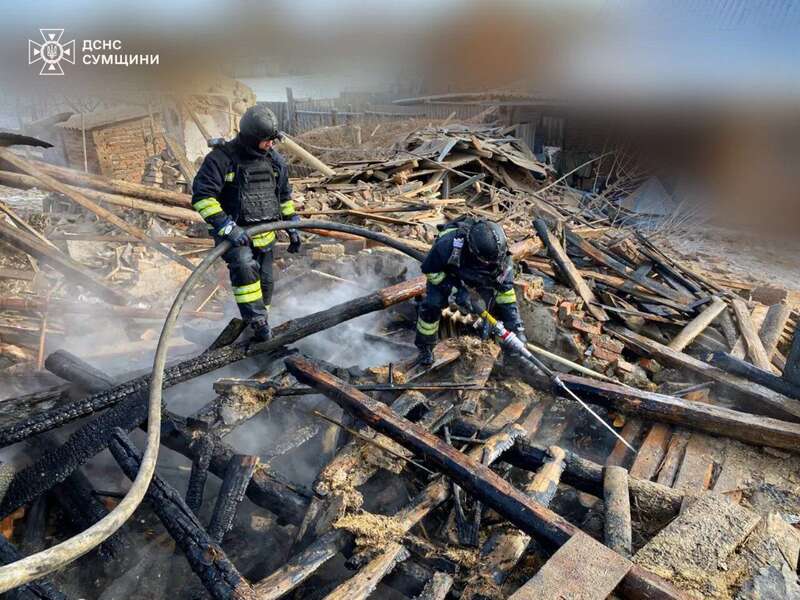 Окупанти атакували житловий сектор Сумщини: спалахнула пожежа, постраждала людина. Фото й відео dqxikeidqxidqrant