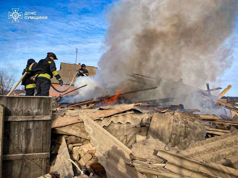 Окупанти атакували житловий сектор Сумщини: спалахнула пожежа, постраждала людина. Фото й відео