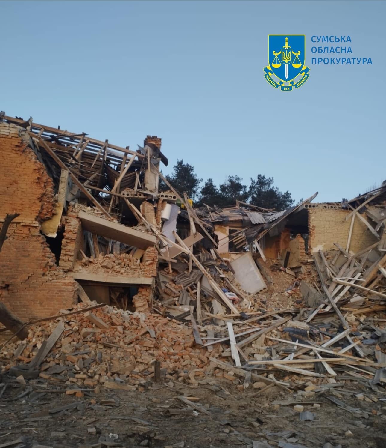 Окупанти атакували житловий сектор Сумщини: спалахнула пожежа, постраждала людина. Фото й відео