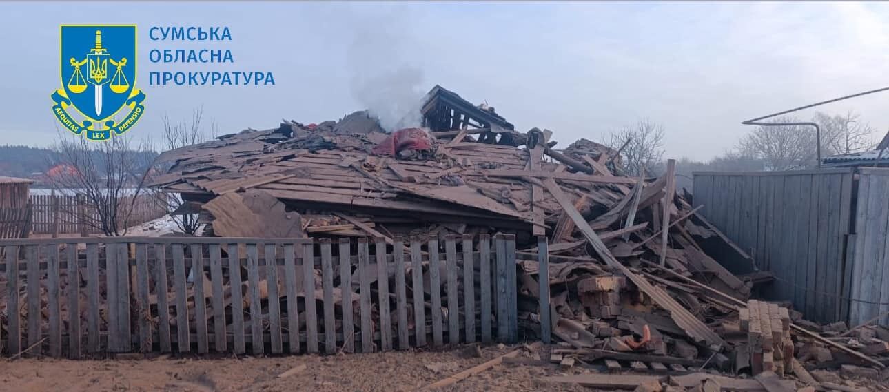 Окупанти атакували житловий сектор Сумщини: спалахнула пожежа, постраждала людина. Фото й відео