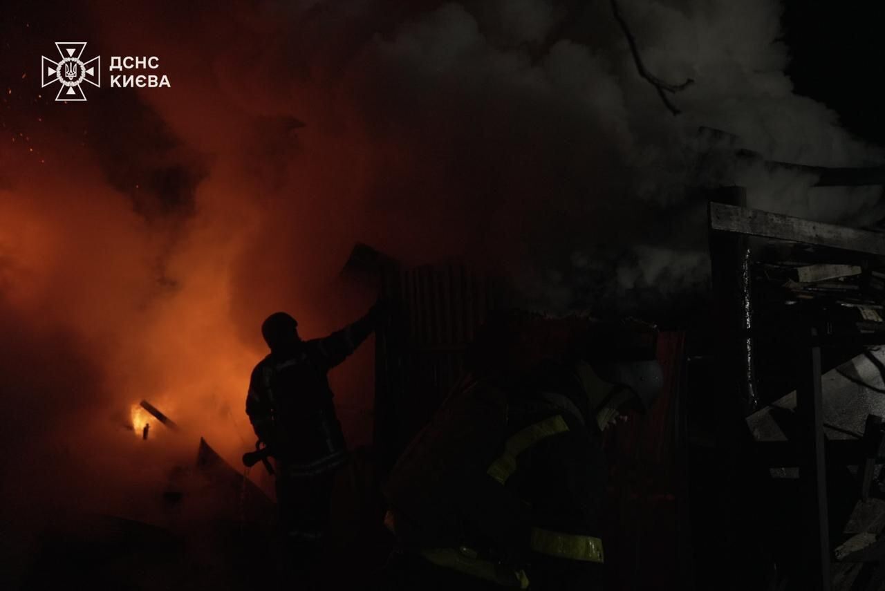 Houses and cars burned: SES showed the consequences of the Russian drone attack on Kyiv. Photo dqxikeidqxidqeant