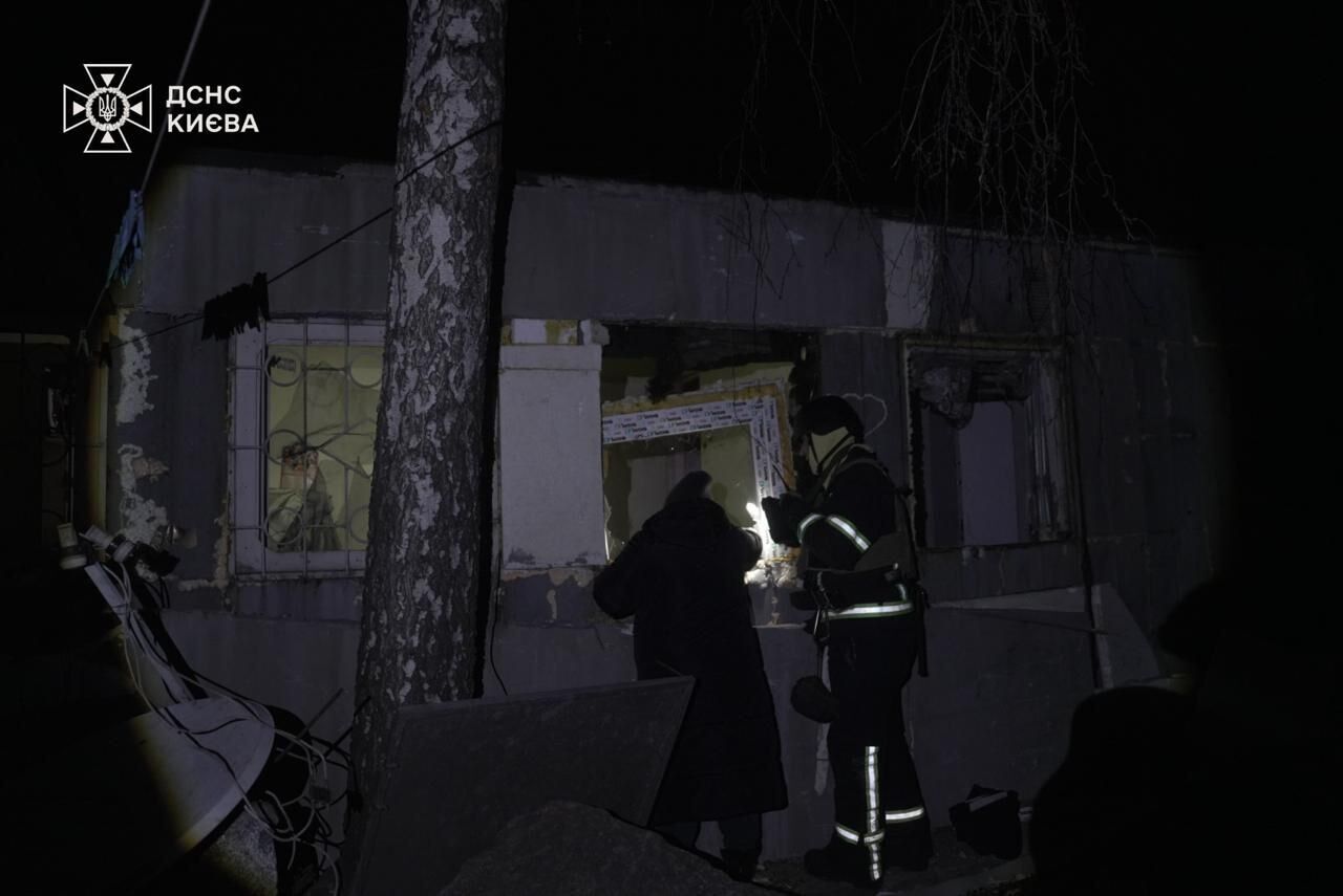 Горели дома и авто: в ГСЧС показали последствия ночной атаки дронов РФ на Киевщину. Фото