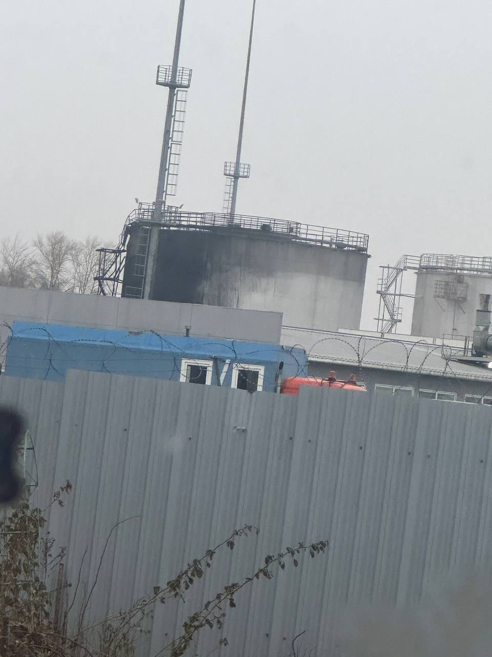 У Тульській області РФ дрони атакували нафтобазу: спалахнула пожежа. Фото і відео